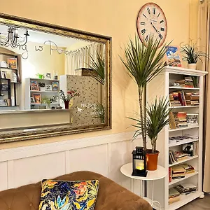 Explorer B&B Old Town Rooms & Apartment #Don'T Be A Tourist, Be An Explorer! Poznan